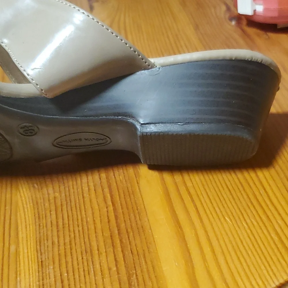 Jaclyn Smith tan sandles size 8.5M